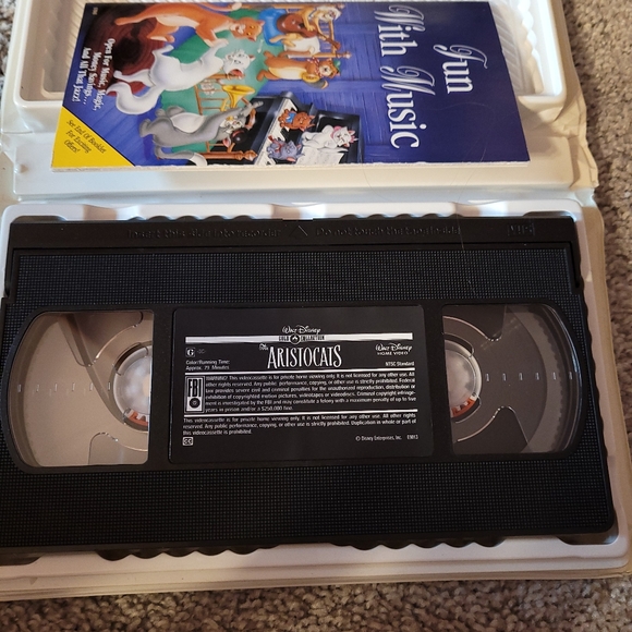 4 Disney VHS Childrens Animated Aristocats Mulan Peter Pan Non Animated 102 Dal - Picture 6 of 6